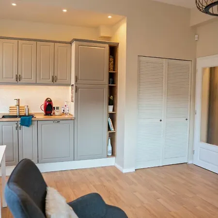 Audrey By Sofiaspot - Central, Metro To Airport *