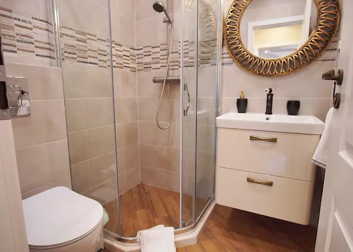 Audrey By Sofiaspot - Central, Metro To Airport Apartment *